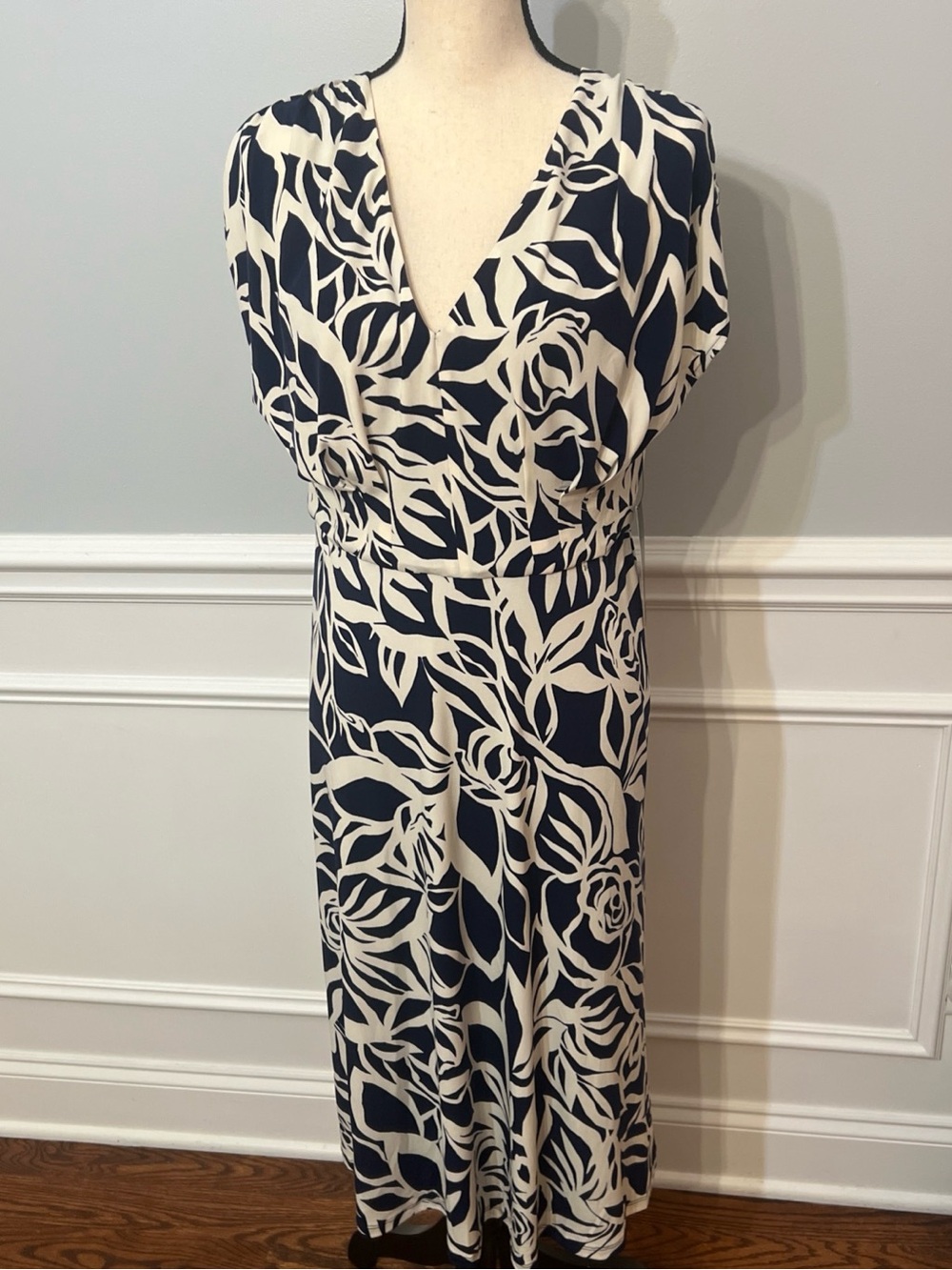 Maggy London Dress Sleeveless Navy And Cream Size 10 Midi NWT